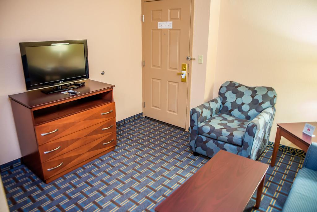 Holiday Inn Express Hotels & Suites Cocoa Beach 2