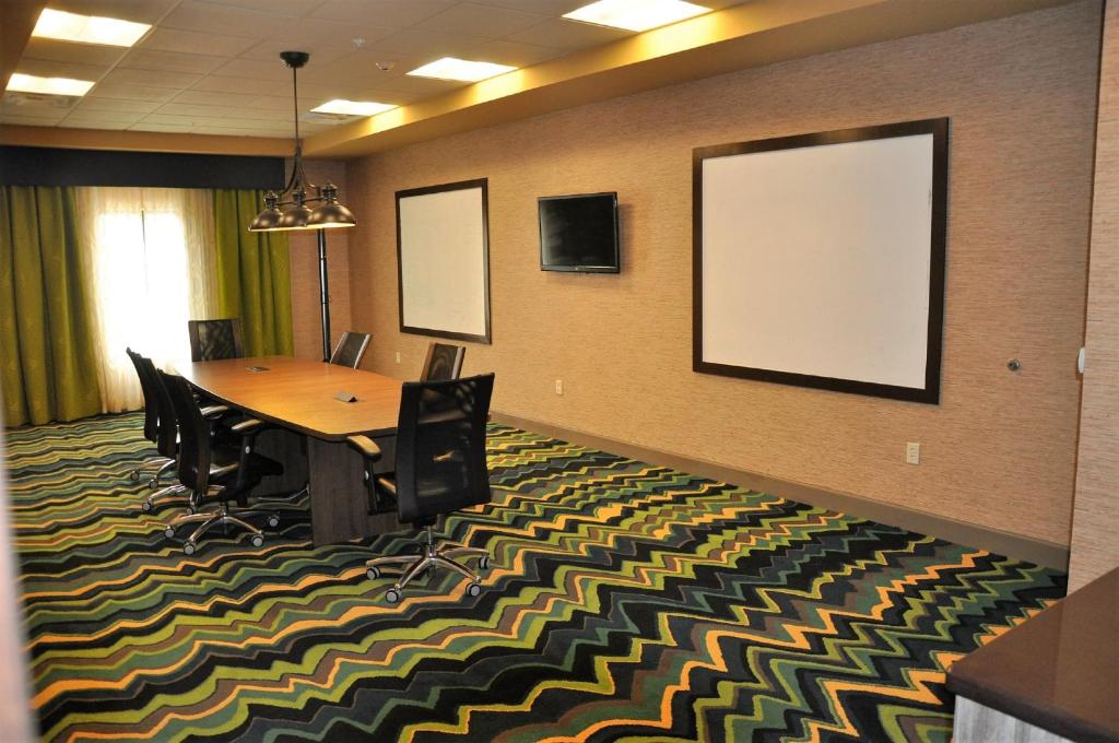 Holiday Inn Express & Suites Perry, an IHG Hotel 7